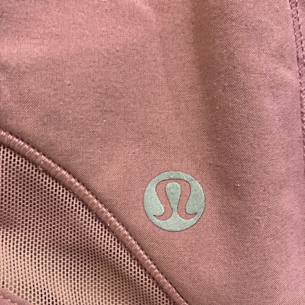 Gently worn Lululemon Hottie Hot 2.5 size 4